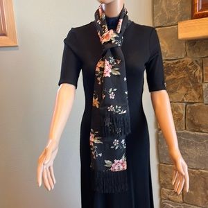 Fringed scarf black with floral print
